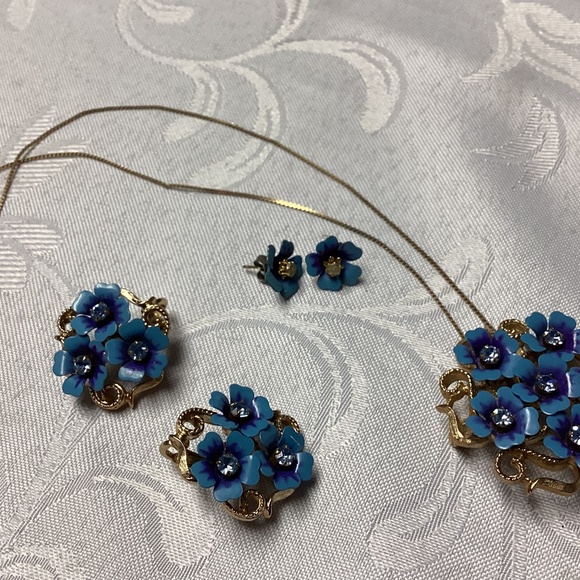 Vintage AVON Jewelry Set Necklace & Earrings  RARE BLUE FLOWER CLUSTER SET - Picture 1 of 9